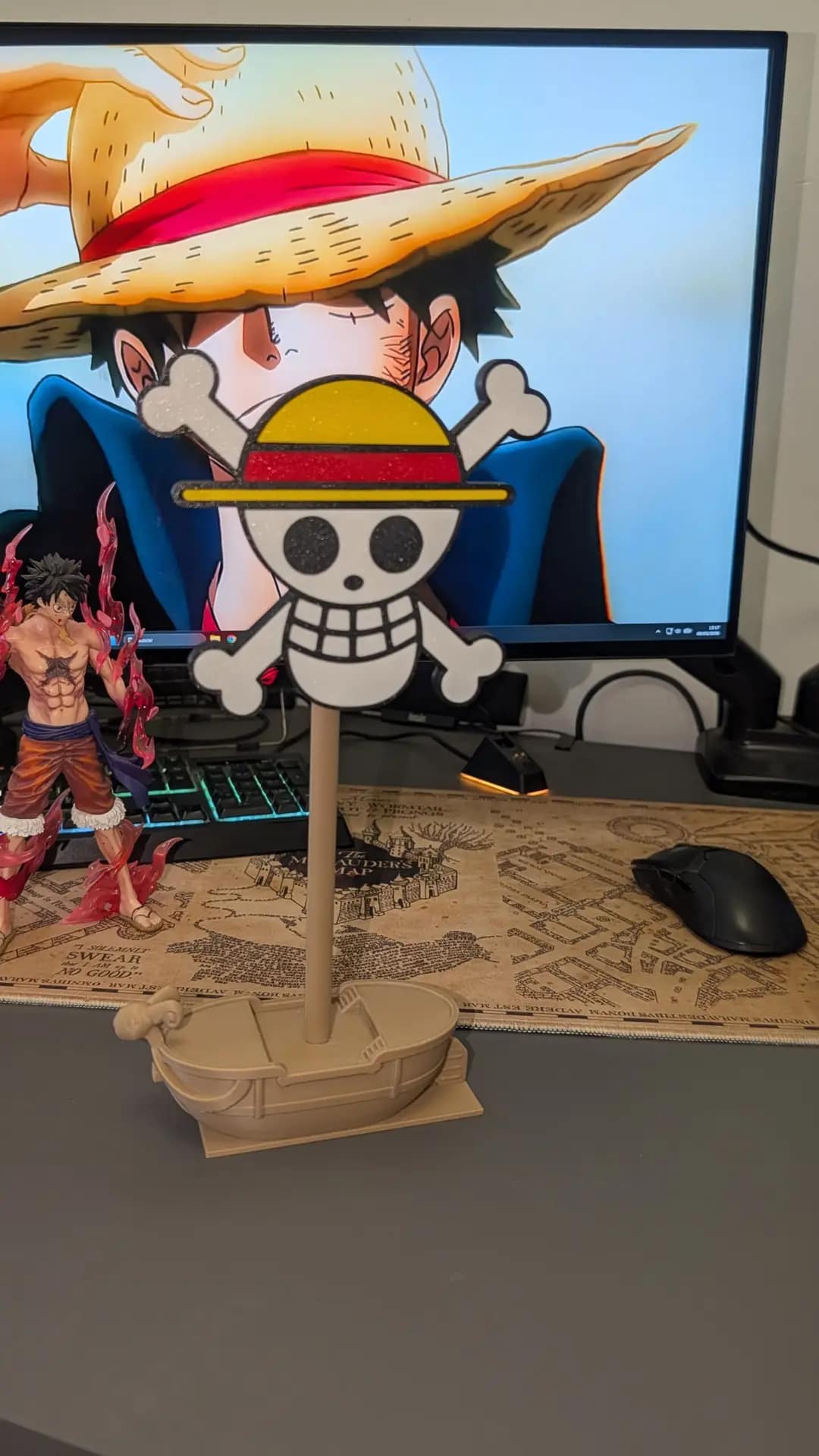 Soporte auriculares One Piece de Luffy y Going Merry.