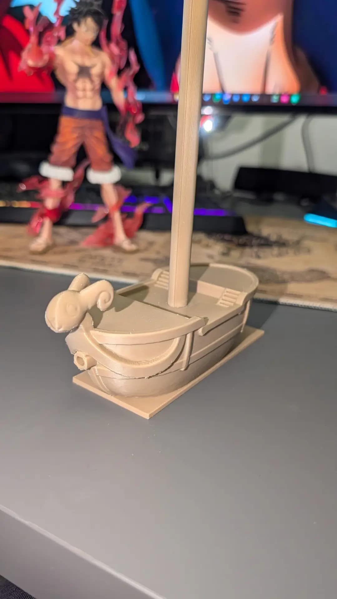 Soporte auriculares One Piece de Luffy y Going Merry.