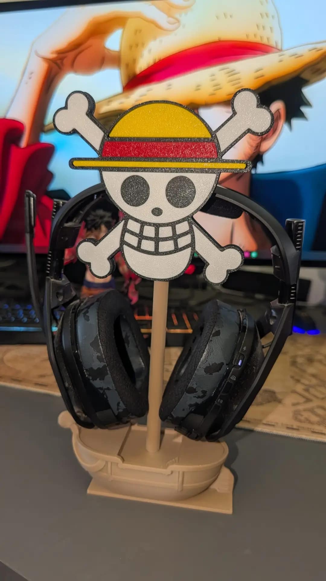 Soporte auriculares One Piece de Luffy y Going Merry.