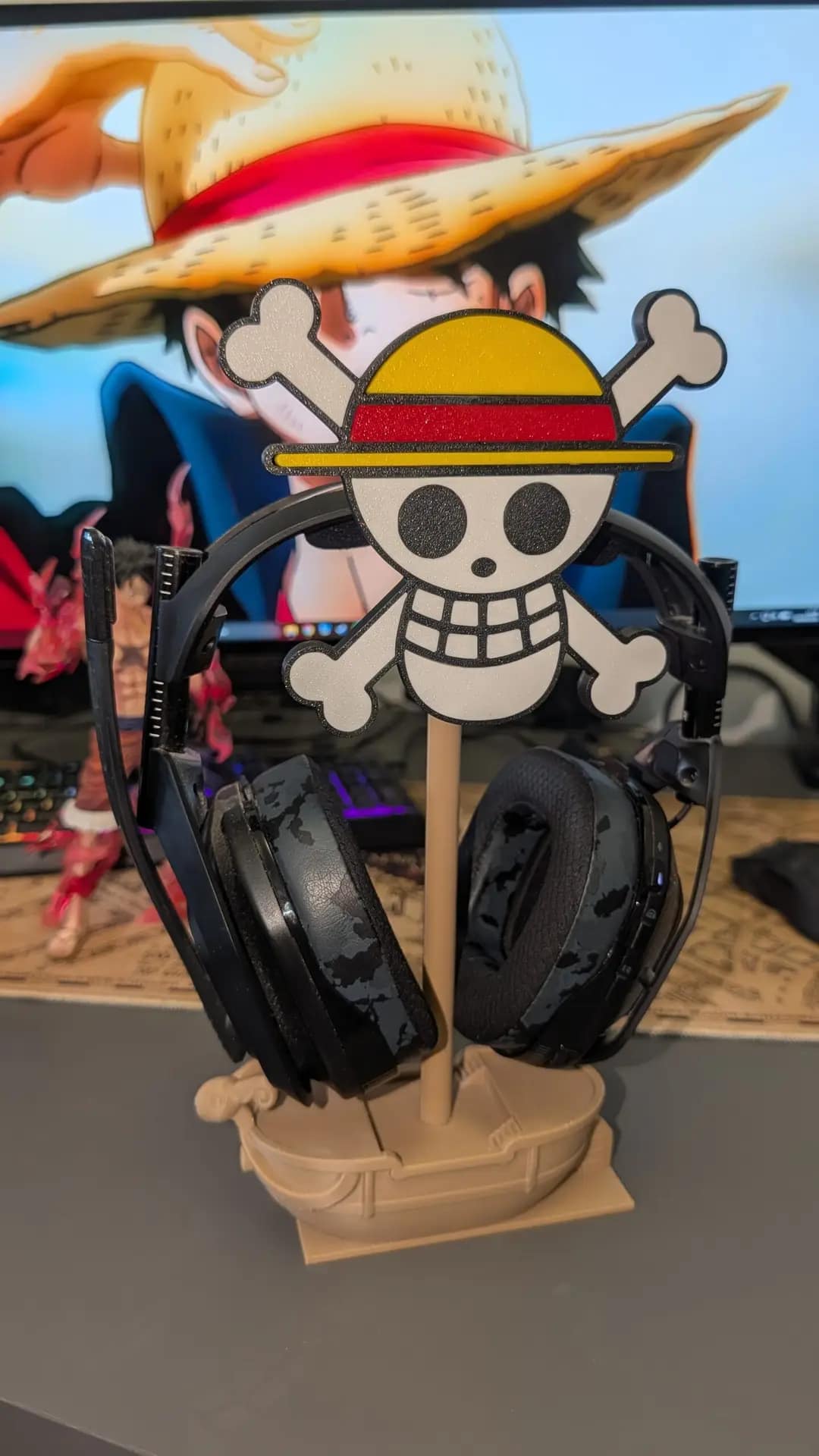 Soporte auriculares One Piece de Luffy y Going Merry.