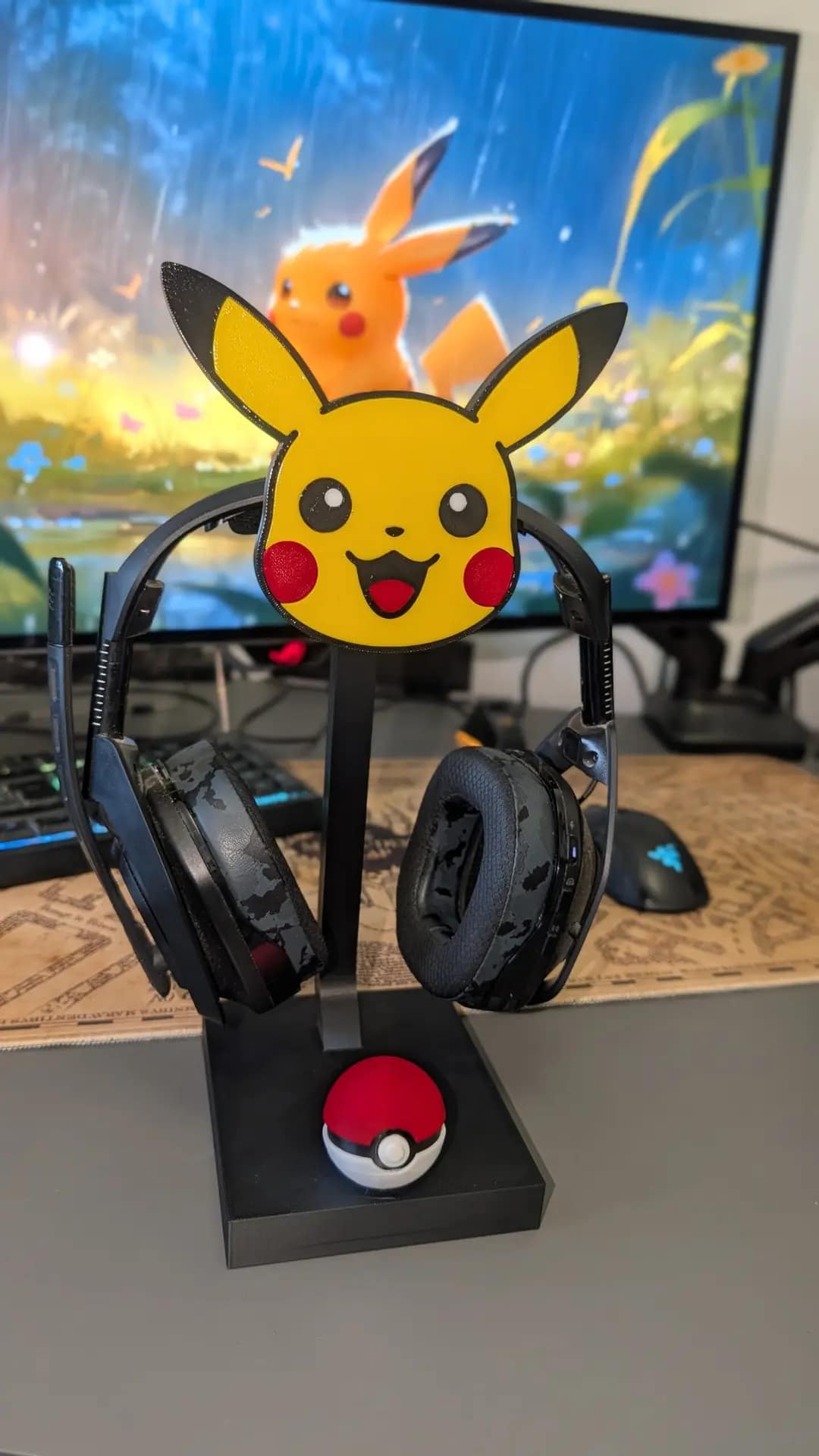 Soporte auriculares Pikachu 2 en 1 con base de Pokéball.