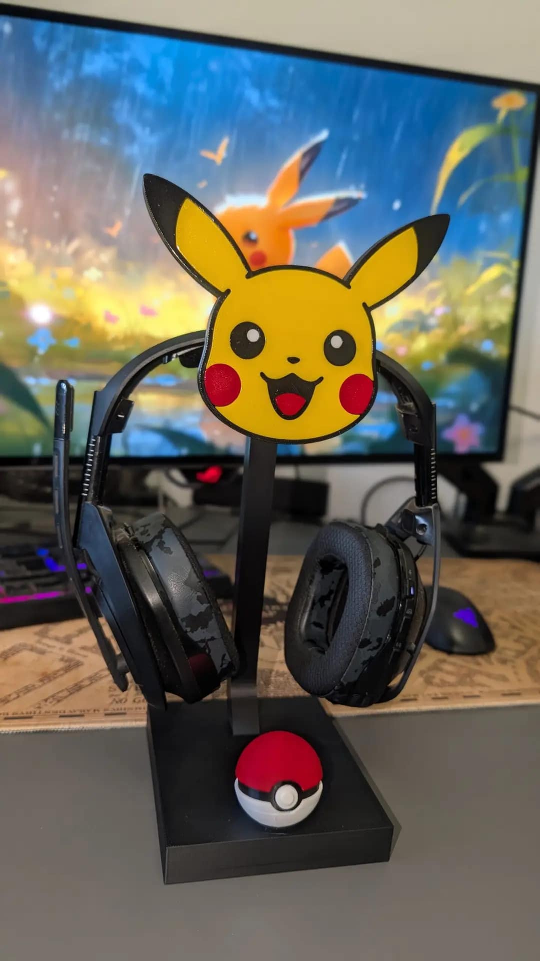 Soporte auriculares Pikachu 2 en 1 con base de Pokéball.