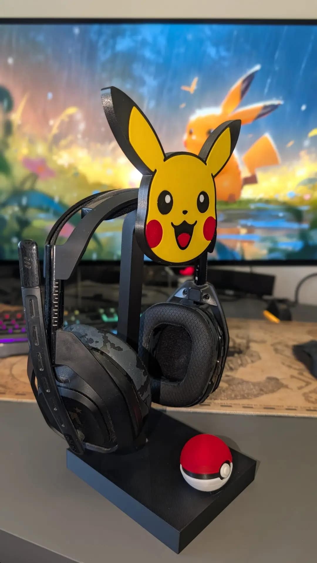 Soporte auriculares Pikachu 2 en 1 con base de Pokéball.