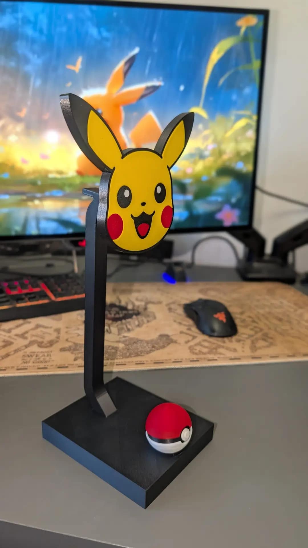 Soporte auriculares Pikachu 2 en 1 con base de Pokéball.