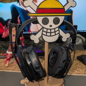 Soporte auriculares One Piece de Luffy y Going Merry.