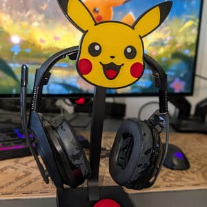 Soporte auriculares Pikachu 2 en 1 con base de Pokéball.